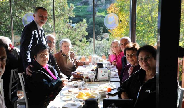 Eğitimci başkan emekli öğretmenleri konuk etti