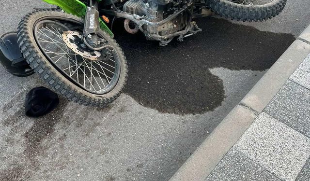Hafif ticari araç ile motosiklet çarpıştı: 1 yaralı
