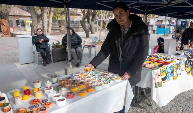 Evinde ürettiği estetik mumları stantta vatandaşlarla buluşturuyor