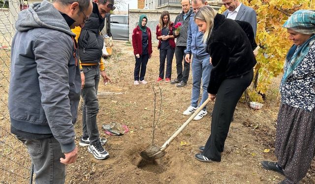 Hüyük’te evde sağlık hizmetinden yararlanan yaşlı hastalar adına fidan dikildi