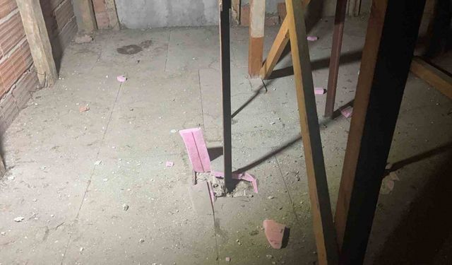 Kabus gibi gece: Yıldırım 4 katlı binanın çatısına düştü