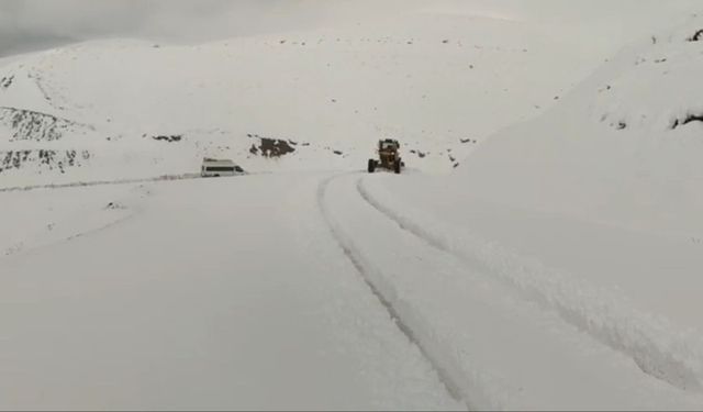 Karda araçlar yolda mahsur kaldı