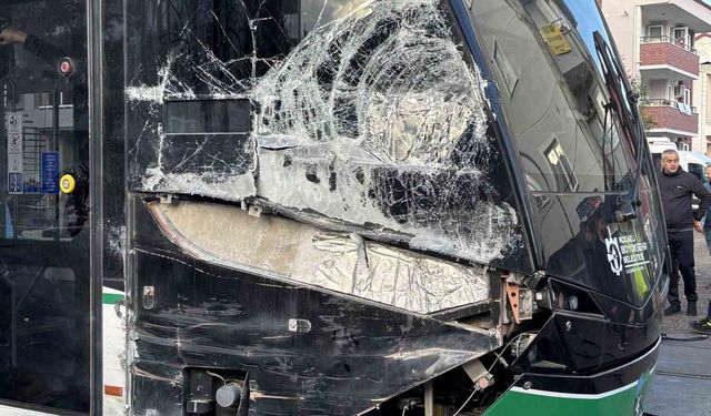 Çöp kamyonu tramvaya çarptı: 3 yaralı