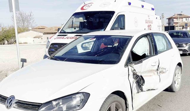 Kontrolden çıkan otomobil karşı şeride geçip araca çarptı: 1 yaralı