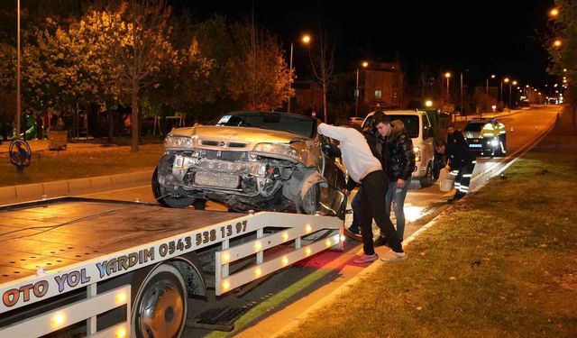 Kontrolden çıkan otomobil önce kaldırıma sonra Yavaş levhasına çarptı