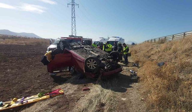 Otomobil şarampole yuvarlandı: 1 ölü, 2 yaralı