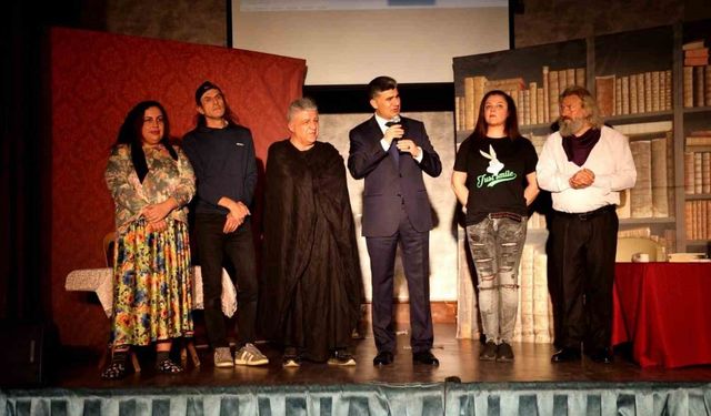 Gençler madde bağımlılığına karşı tiyatro ile bilinçleniyor