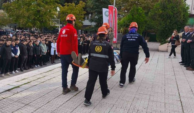 Öğrenciler, deprem tatbikatını başarıyla tamamladı