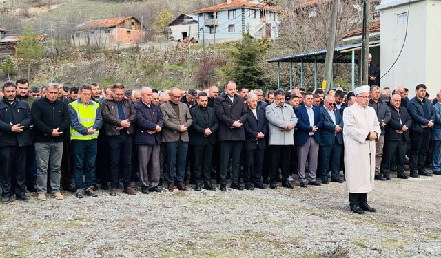 Onlarca kişinin mezar yeri taşınmıştı, gıyabi cenaze namazı kılındı
