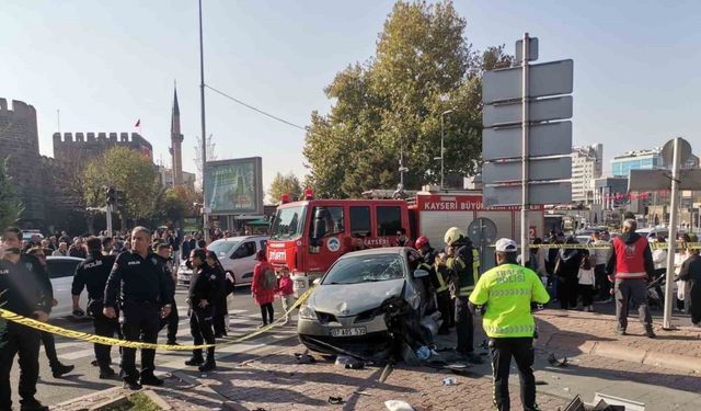 Otomobil ışıkta bekleyen yayaların arasına daldı: 5 yaralı