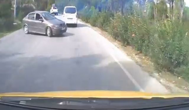 Otomobilin, ticari taksiye çarpma anı araç kamerasına yansıdı: 2 yaralı