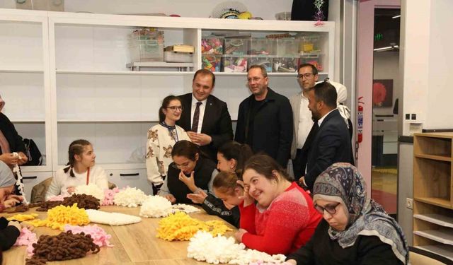 Özel kız öğrencilerinin el emeği atkıları, sevgi evlerindeki çocukları ısıttı