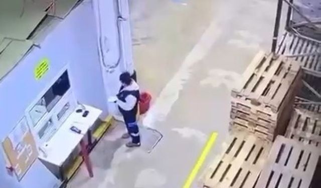 Paletlerin altında kalmaktan son anda kurtuldu