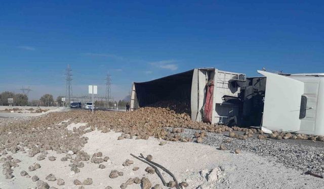 Pancar yüklü tır devrildi: 1 yaralı