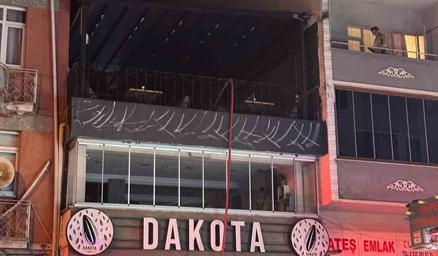 Patlayan pelet soba kafede yangın çıkardı