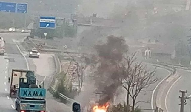 Seyir halindeki otomobil alev aldı