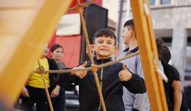 Deprem sonrası çocuklara moral desteği