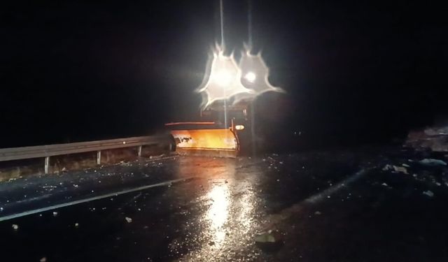 Dağdan kopan kaya parçaları yolu trafiğe kapattı