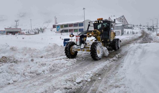 Yoğun kar nedeniyle 46 yerleşim yerine araç ulaşımı sağlanamıyor