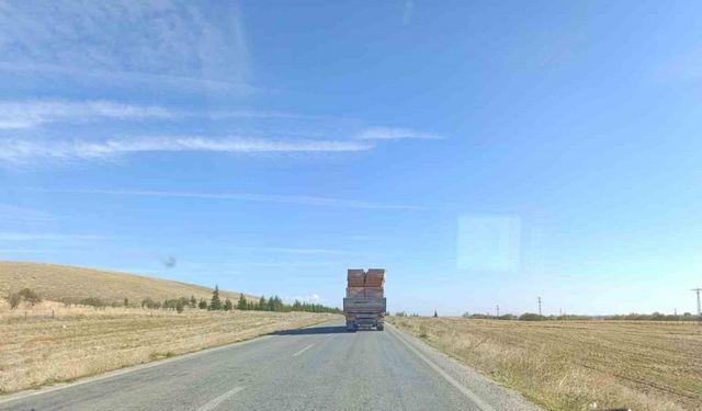 Tırın taşıdığı tuğlalar ile tehlikeli yolculuğu kamerada