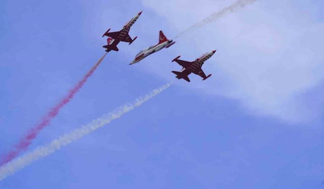 Türk Yıldızlarından muhteşem gösteri