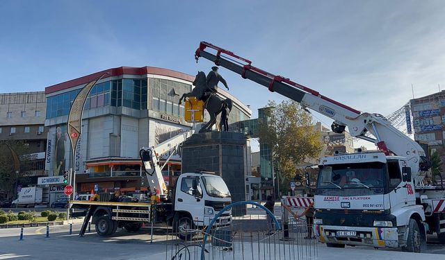 Niğde’de Atatürk heykeli restorasyon için yerinden kaldırıldı