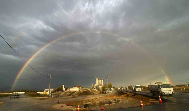 Yağmur sonrası beliren gökkuşağı görsel şölen oluşturdu