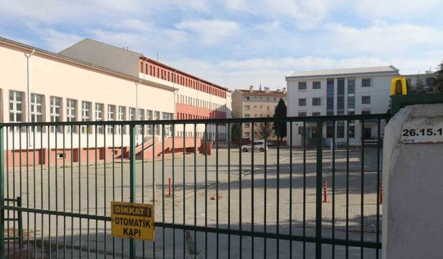 Yediği gıdadan zehirlenen lise öğrencisi hastaneye kaldırıldı