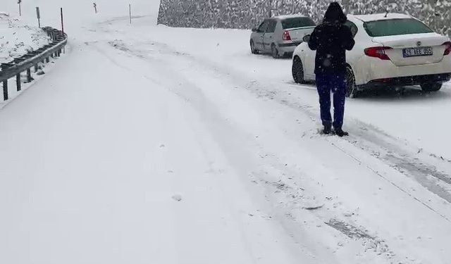 Yoğun kar yağışı, Palandöken geçidinde sürücülere zor anlar yaşattı
