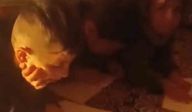 Öğrenciler lüks lambası ışığında ders çalışıyor