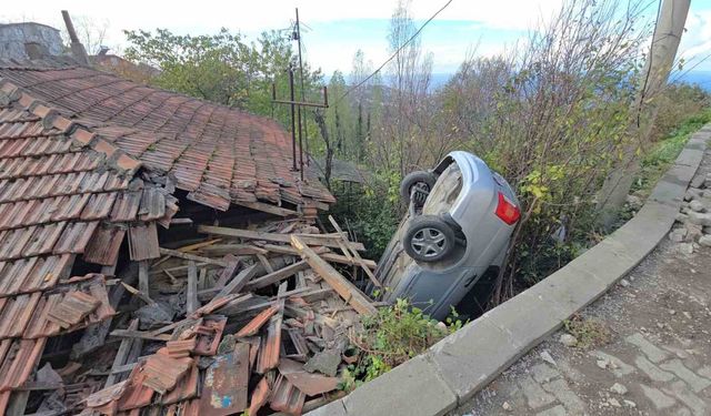 Kontrolden çıkan otomobil evin çatısına uçtu