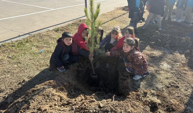 Değirmenli’de öğrenciler fidan dikti