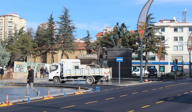 Niğde meydandaki Atatürk heykeli düzenleniyor