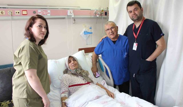 60 yaşındaki kadının karnından 6 kiloluk kitle çıkarıldı