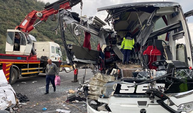 Yolcu otobüsü tıra çarptı: 6 ölü, 11 yaralı