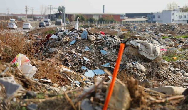 Adana merkezindeki arazi, çöp ve moloz doldu