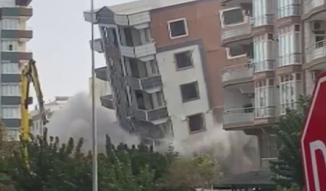 Ağır hasarlı bina yıkım sırasında korna sesiyle yerle bir oldu, facianın eşiğinden dönüldü