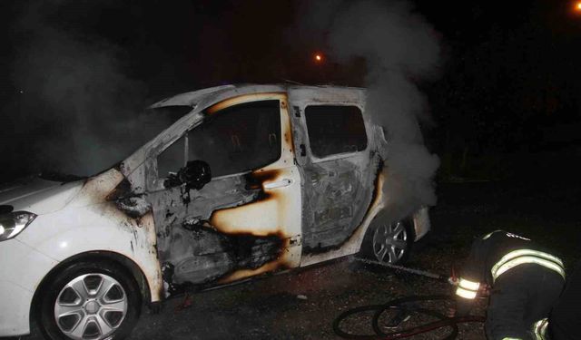 Ailesine kızıp aracını yaktı