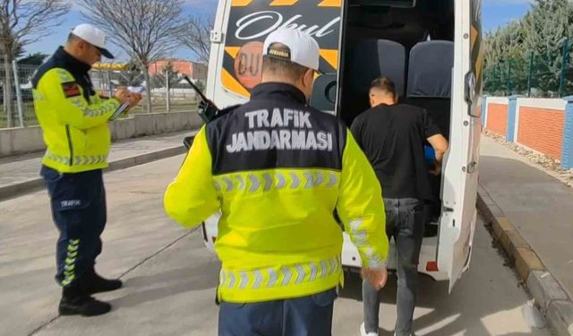 Trafik jandarması okul servislerini aralıksız denetliyor