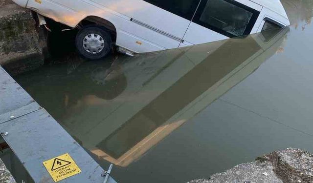 Minibüs sulama kanalına uçtu