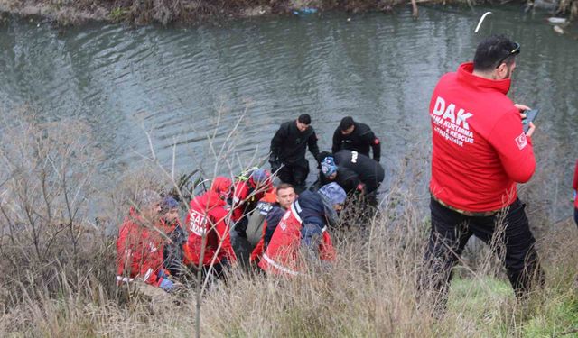 Öğretmenin cenazesi otopsi için morga kaldırıldı