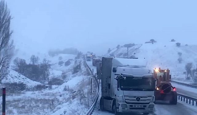 Kardan dolayı kayan tırlar yolu kapattı