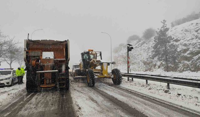 Bazı yollar yoğun kar yağışı nedeniyle trafiğe kapatıldı