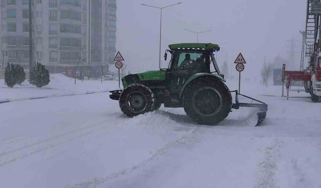 Yoğun kar yağışı hayatı olumsuz etkiledi