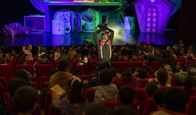 'Bisküvi Adam' sahneye çıktı, minik seyirciler kahkahaya boğuldu