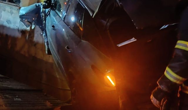 Bina duvarına çarpan otomobilin sürücüsü yaralandı