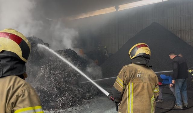 Metal geri dönüşüm fabrikasında yangın paniği