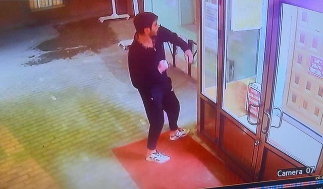 Cami kapısını yumruklayan zanlı tutuklandı