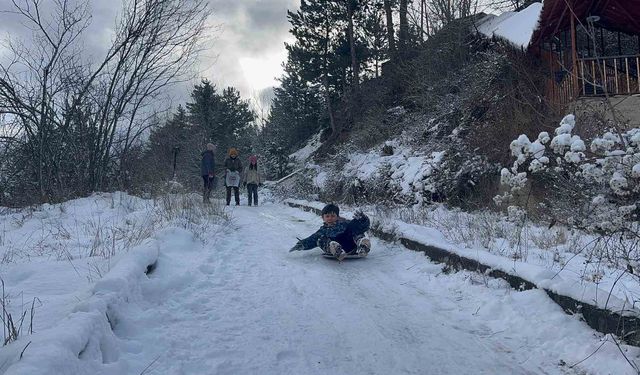 Çocuklar karın tadını poşetlerle kayarak çıkardı