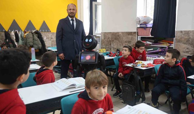 Çocuklar şivlilikle paylaşmayı ve zorbalığın kötülüğünü okula gelen robottan dinledi